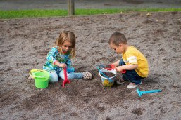 Kinder spielen im Samd