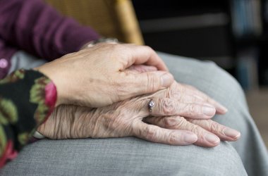Hände Falten Ring am Finger