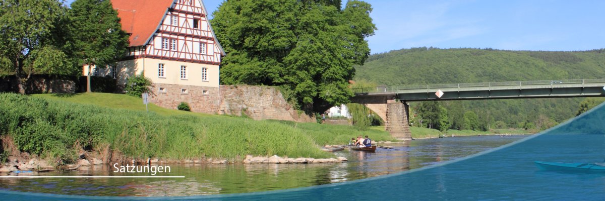 Rathaus Gieselwerder Weser Kanufahrer