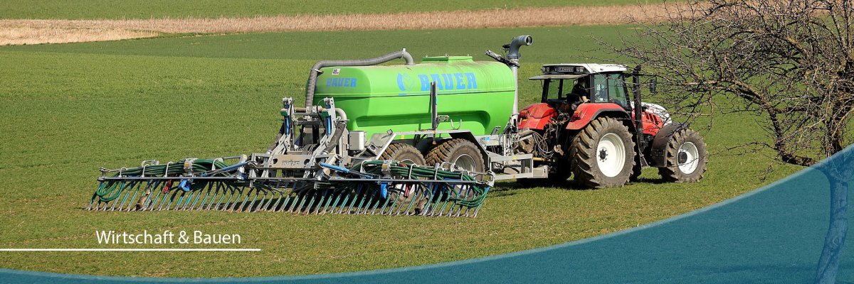 Trecker auf Feld beim Dünger fahren