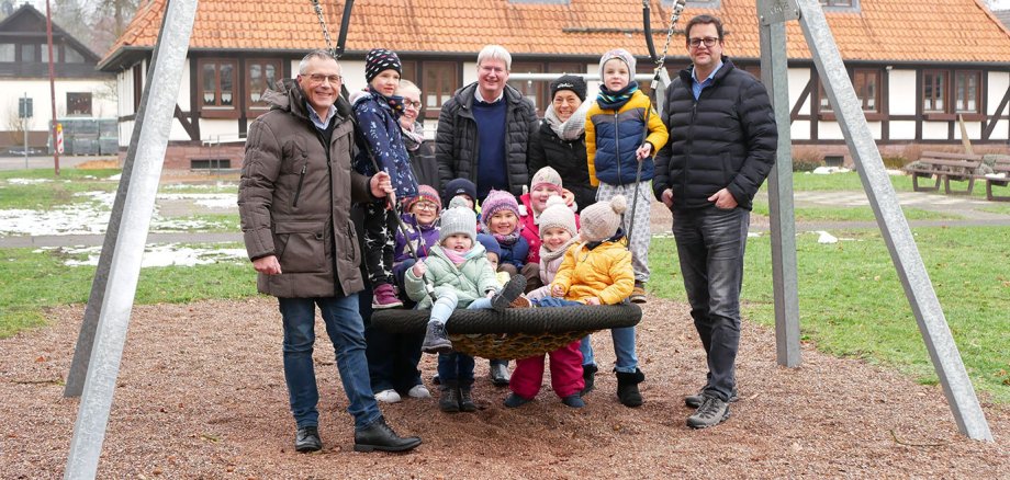 Landrat Siebert mit Kindern und Bürgermeister aus Wesertal