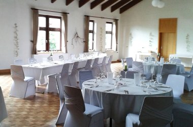 Hochzeitstische im Saal