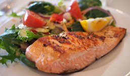 Lachsgericht mit Salat