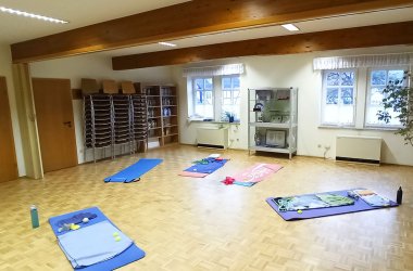 Übungsraum mit Yoga-Matten