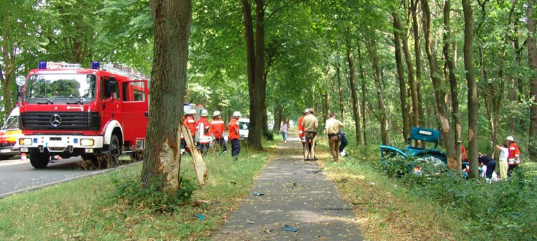 Unfall Feuerwehreinsatz im Wald
