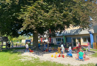 Kinder spielen im Aussenbereich