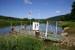 Weserfähre Oedelsheim liegt am Ufer