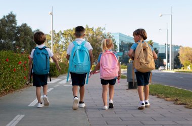Kinder auf dem Schulweg