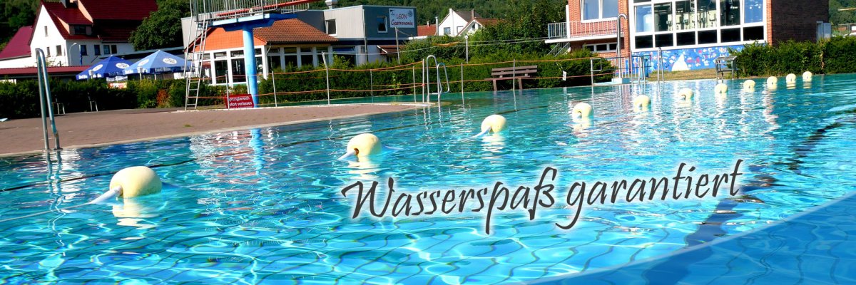 Freibad Gieselwerder Schwimmerbecken und Technik-Gebäude 