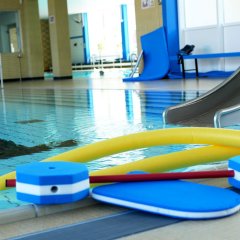 Nichtschwimmer mit Badeutensilien