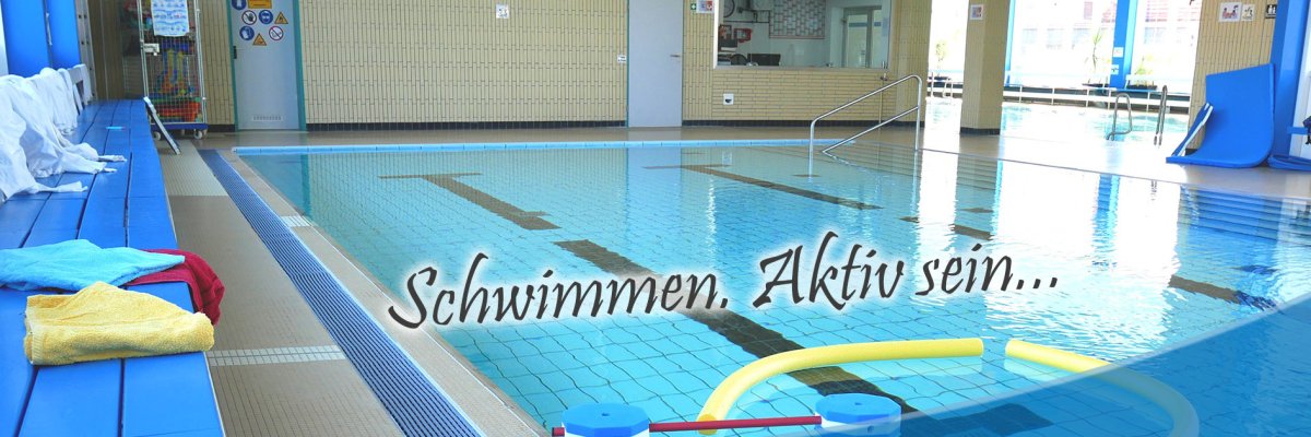 Hallenbad Schwimmerbecken mit Schwimmnudeln im Wasser