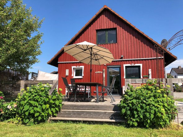 Terrasse rotes Holzhaus