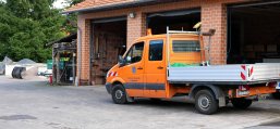Bauhof KFZ vor der Halle