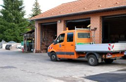 Bauhof KFZ vor der Halle