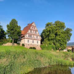 Blick auf Rathaus Gieselwerder von der Weser