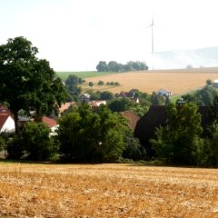 Felder - Wald - Blick auf den Ort