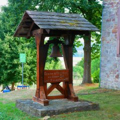 Glocke vor der Kirche