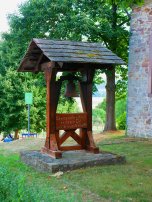 Glocke vor der Kirche
