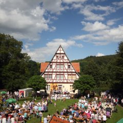 Menschen vor Rathaus Gieselwerder