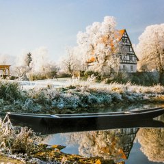 Winter Kanu auf der Weser vor dem Rathaus