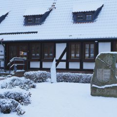 Rathaus Lippoldsberg Eingang im Winter