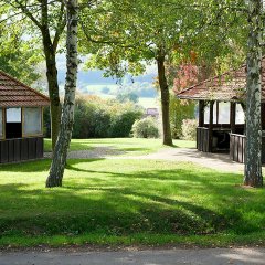 Grillhütte und Nebengebäude bei Sonnenschein