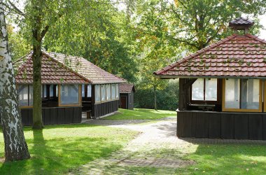 Zwei Grillhütten-Häuschen